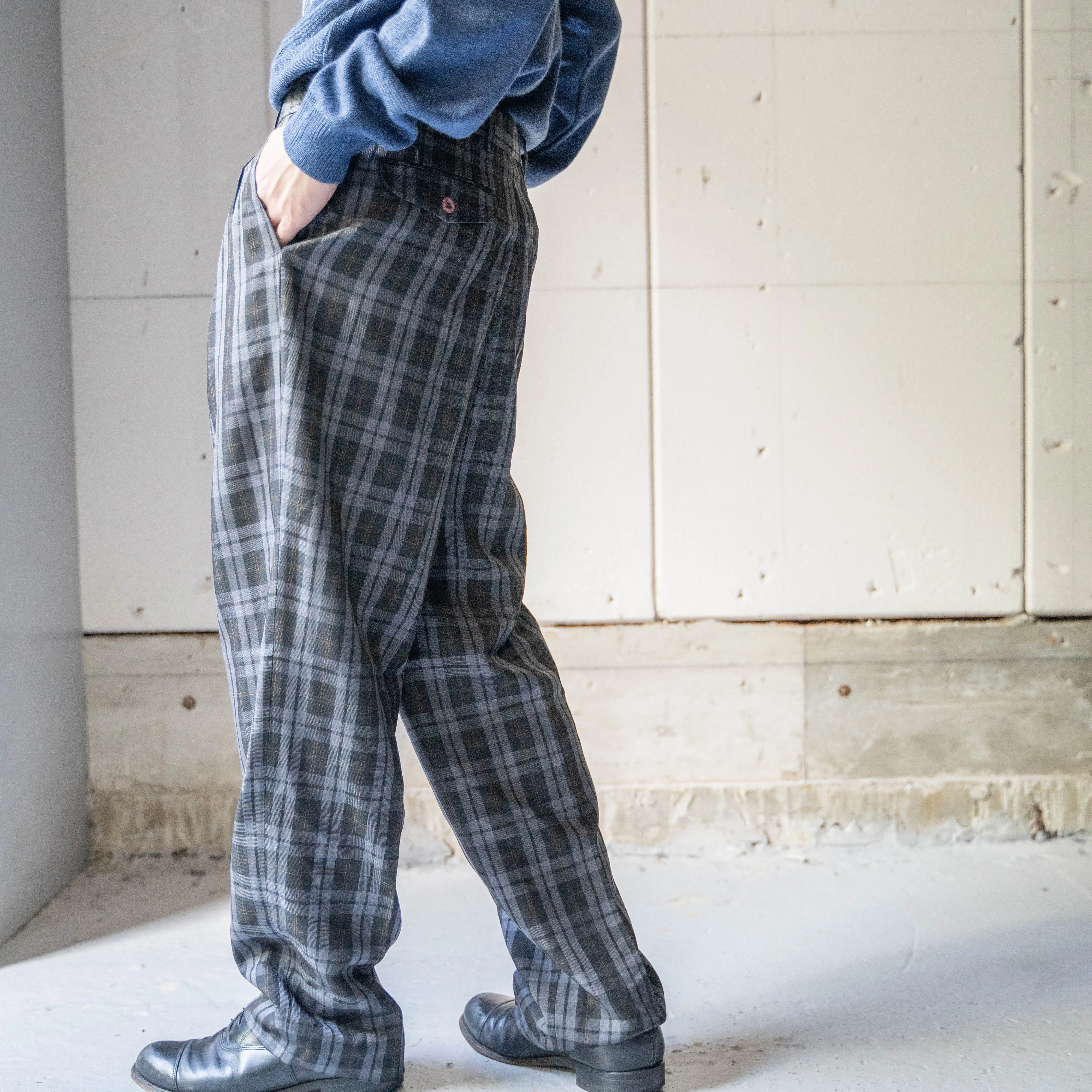 around 1990s black based check pattern poly slacks